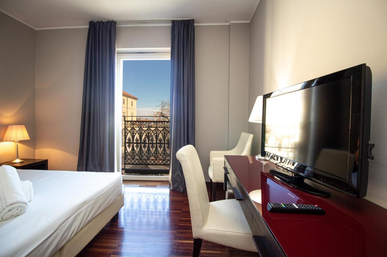Hotel Cavour Новара Екстериор снимка